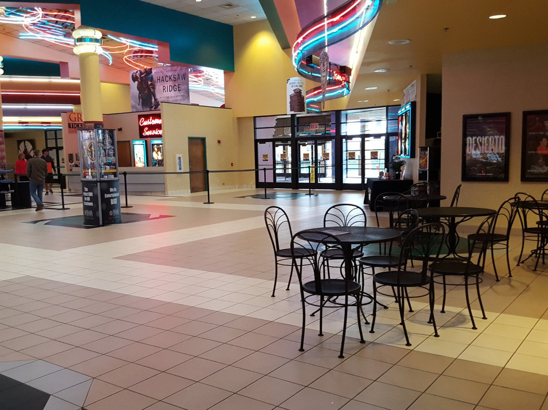 Riverwoods旅游景点-Regal Cinemas Lincolnshire Stadium 21 & IMAX