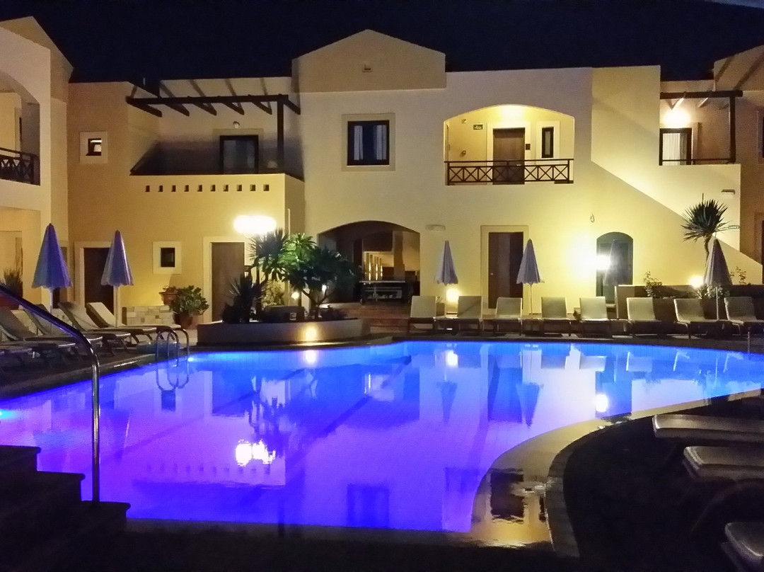 Silver Beach Hotel主图