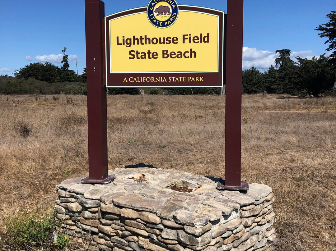 Lighthouse Field State Beach景点图片