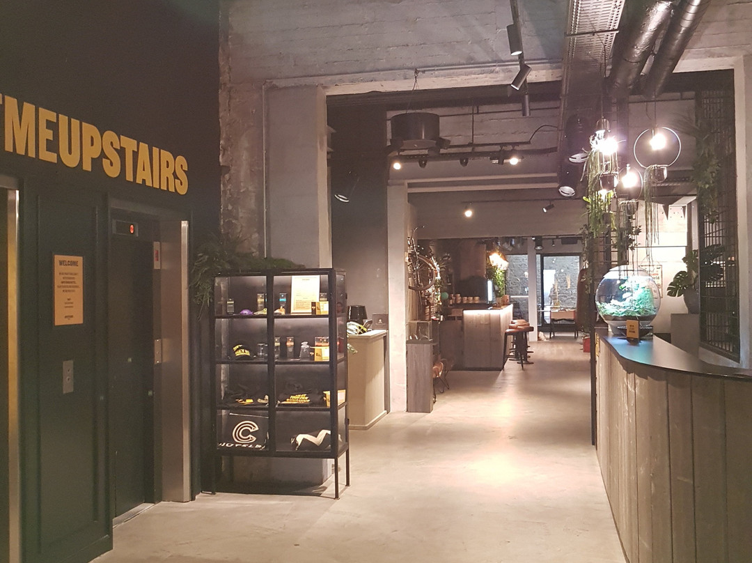 Upstairs Hotel主图