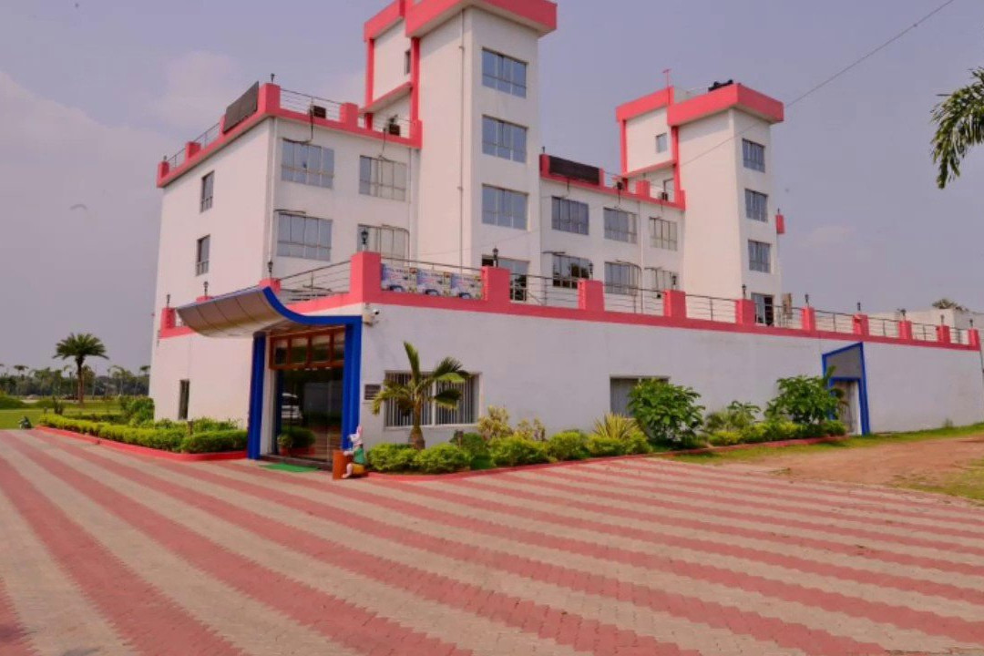 Hotel Girish & Resort主图