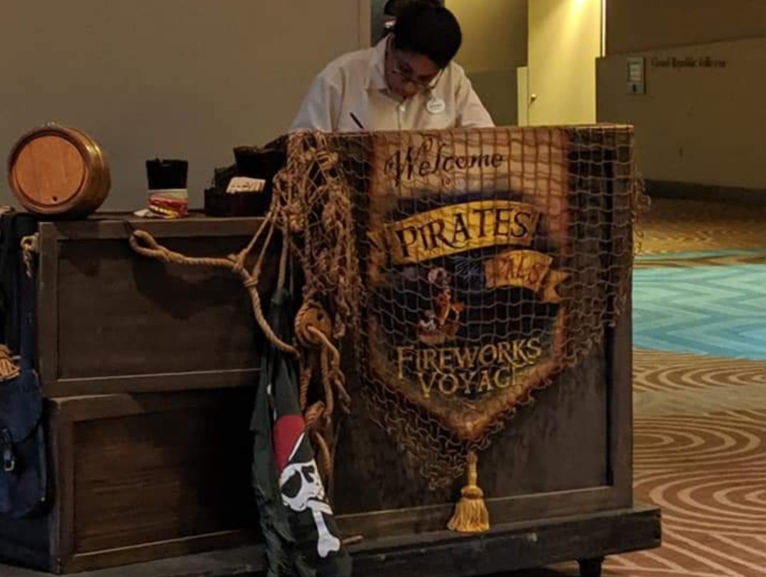 Pirates & Pals Fireworks Voyage景点图片