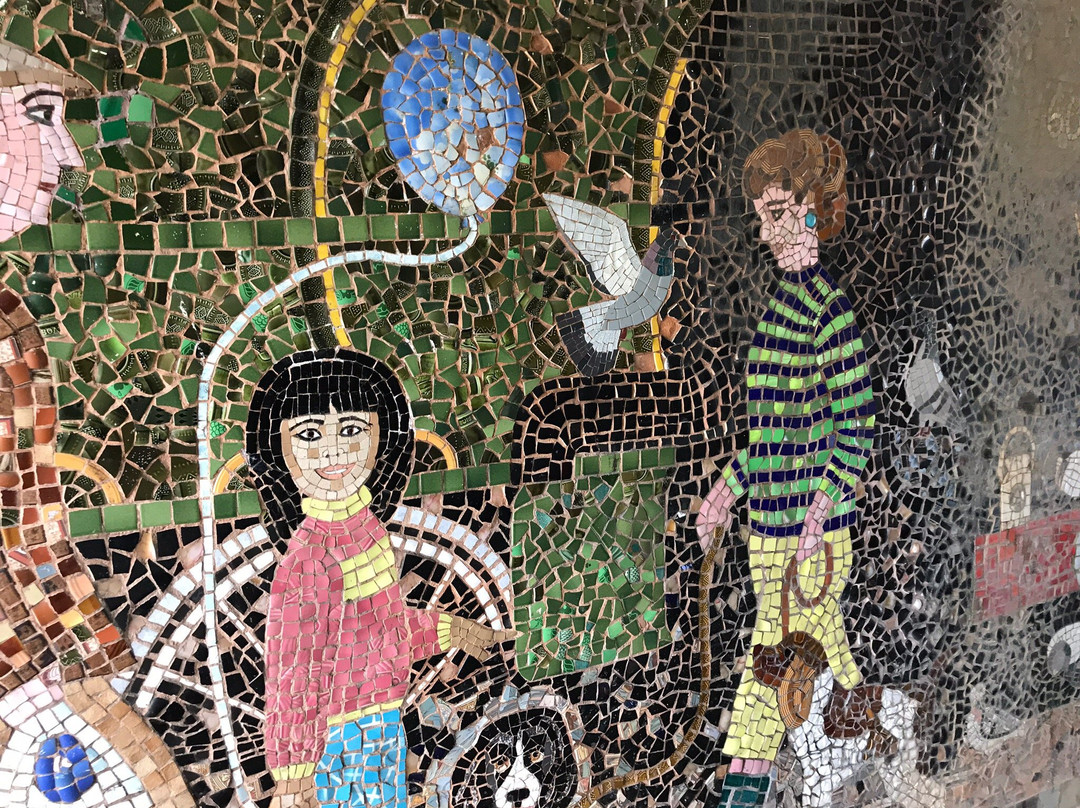 St Thomas' Pigeon Mosaic景点图片