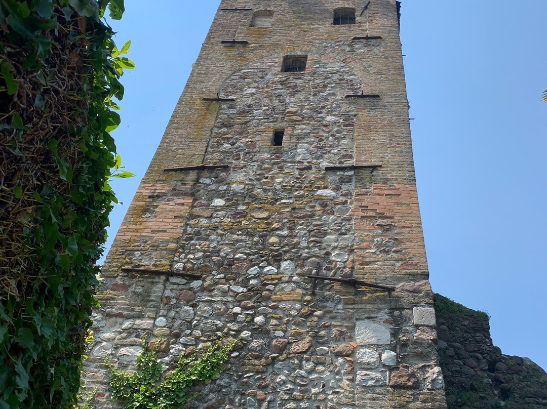 Castello e torre di Rivoltella-代森扎诺-德尔加达必去景点