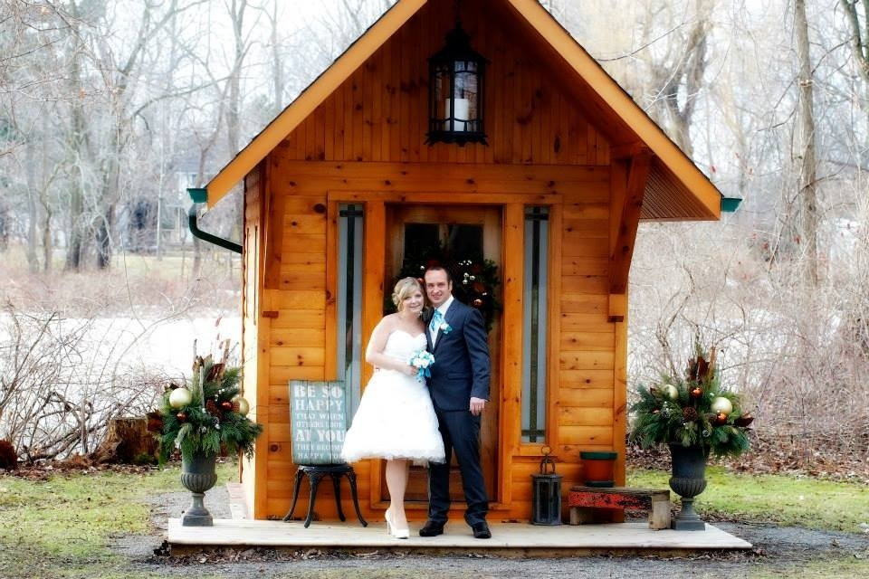 Elope Niagara's Little Log Wedding Chapel景点图片