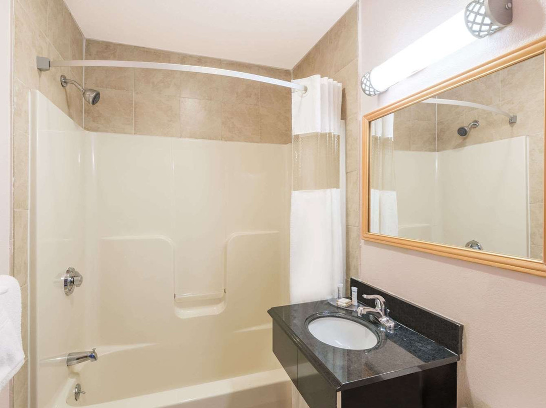 Howard Johnson by Wyndham Springfield主图