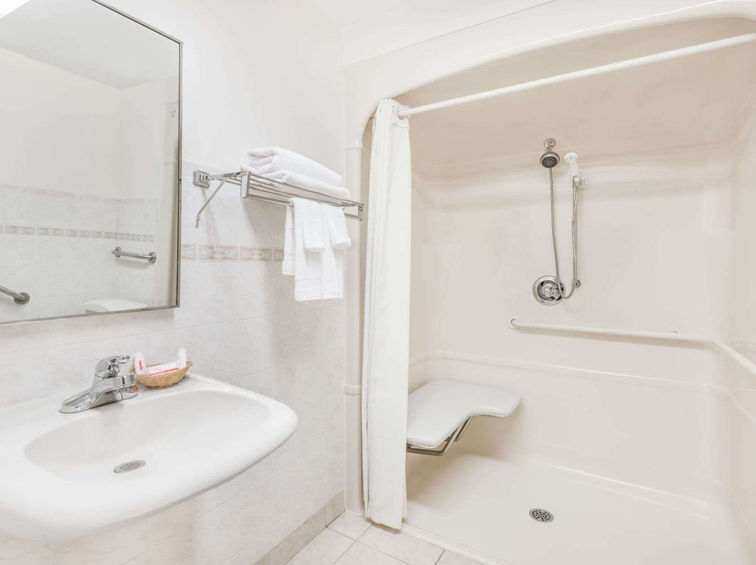 Super 8 by Wyndham Ambassador Bridge Windsor ON主图