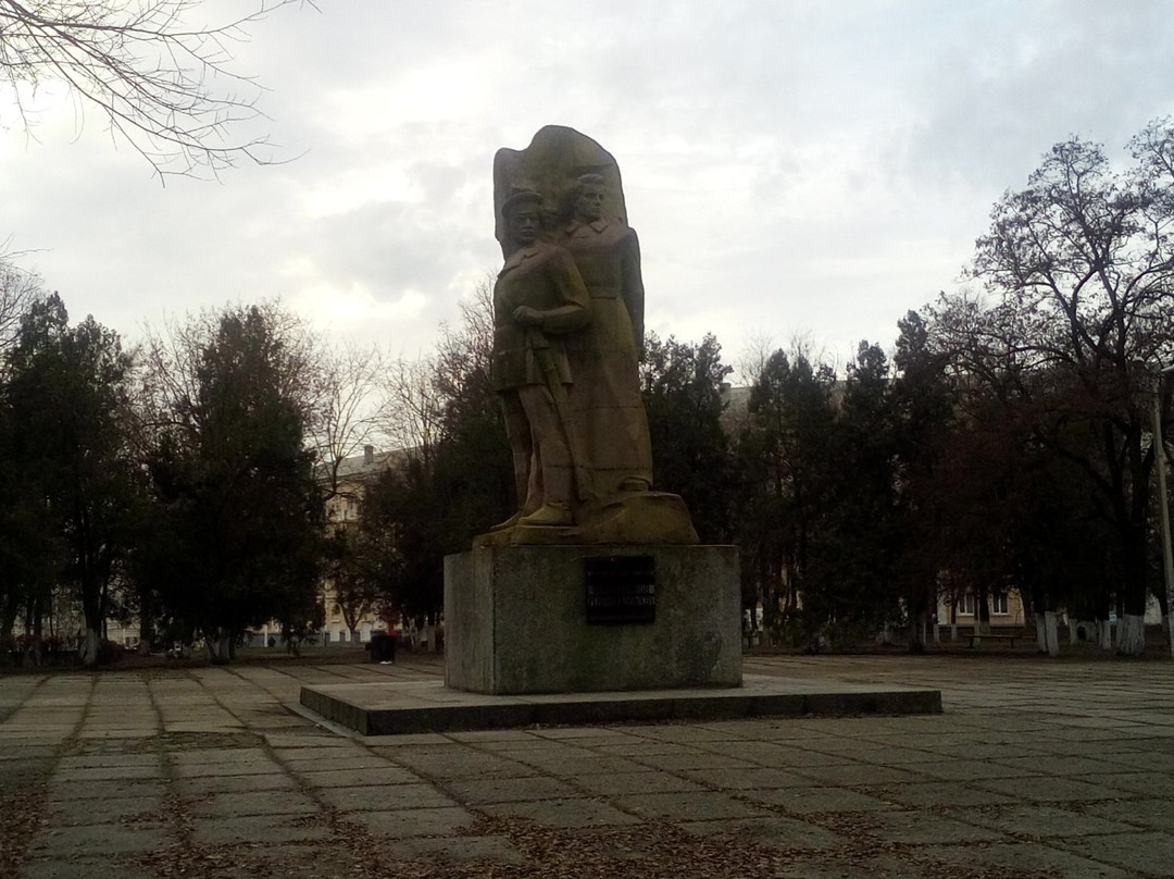 Monument to Podtelkov and Krivoshlykov景点图片