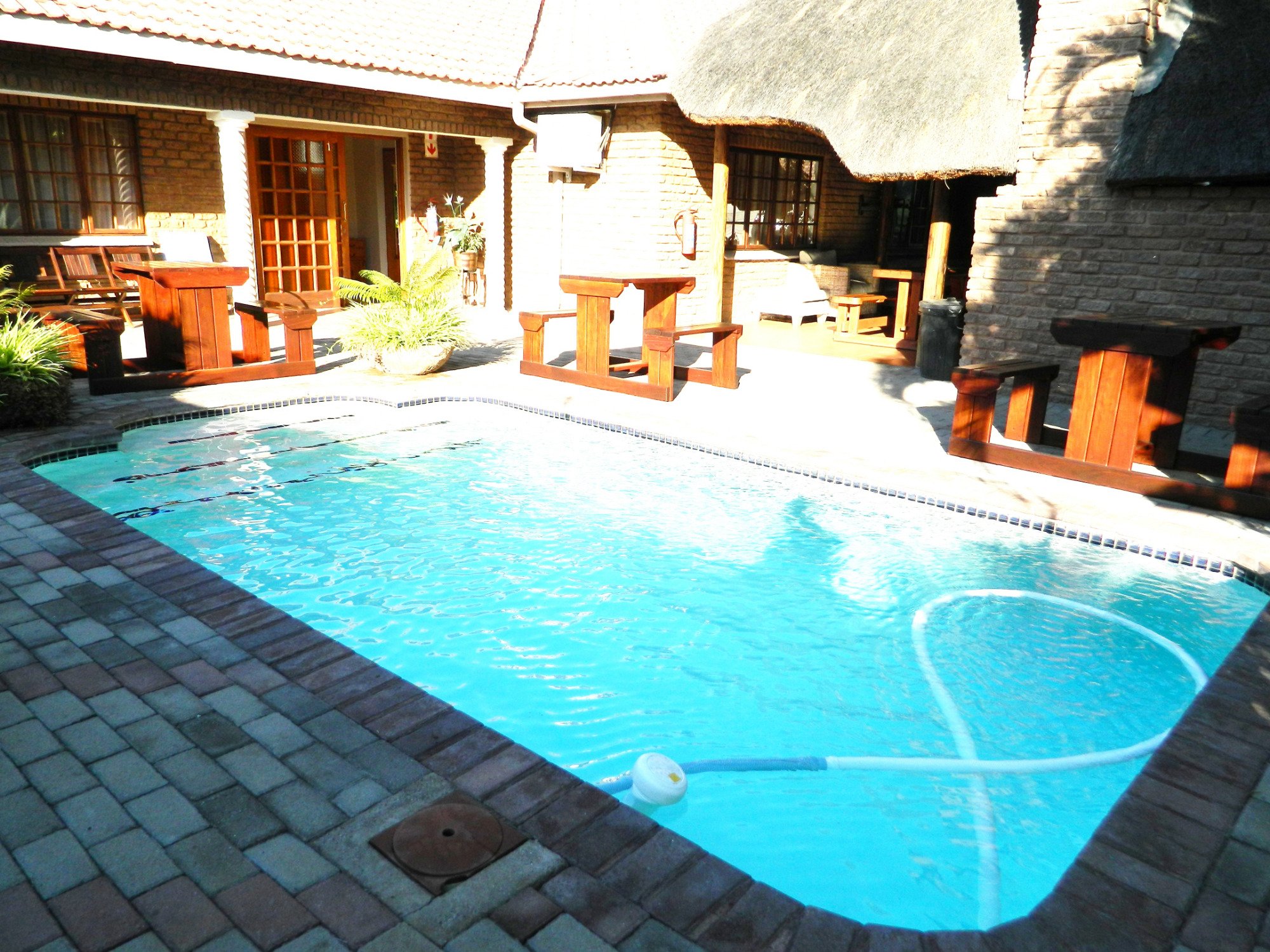 Bushmen Inn Premier lodge-泳池