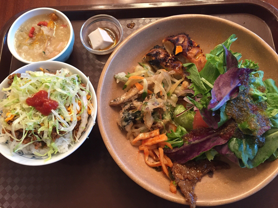 沖縄菜園ビュッフェカラカラパレットくもじ店