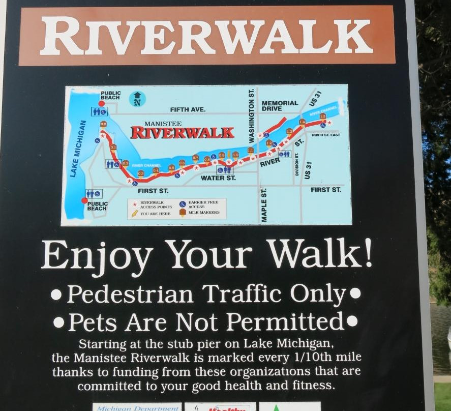 Manistee Riverwalk景点图片