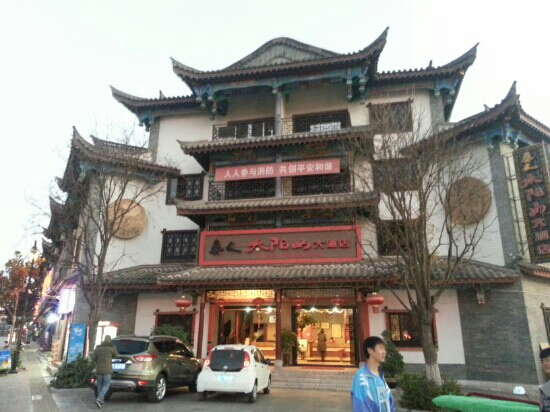 彝人太阳女大酒店-客卧