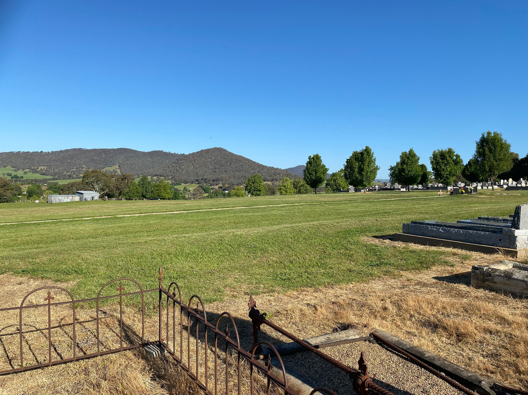 Adelong Cemetery景点图片