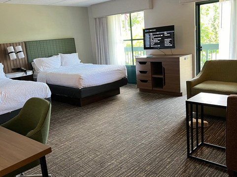 希尔顿欢朋套房酒店-乔治湖主图