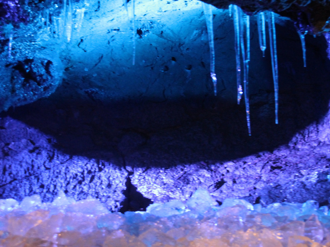 Narusawa Ice Cave-鸣泽村必去景点