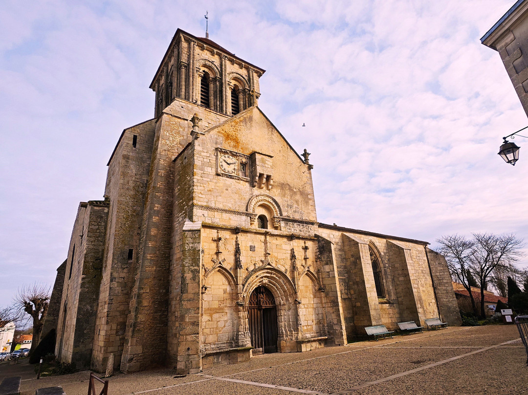 Eglise Saint Pierre-Frontenay-Rohan-Rohan必去景点