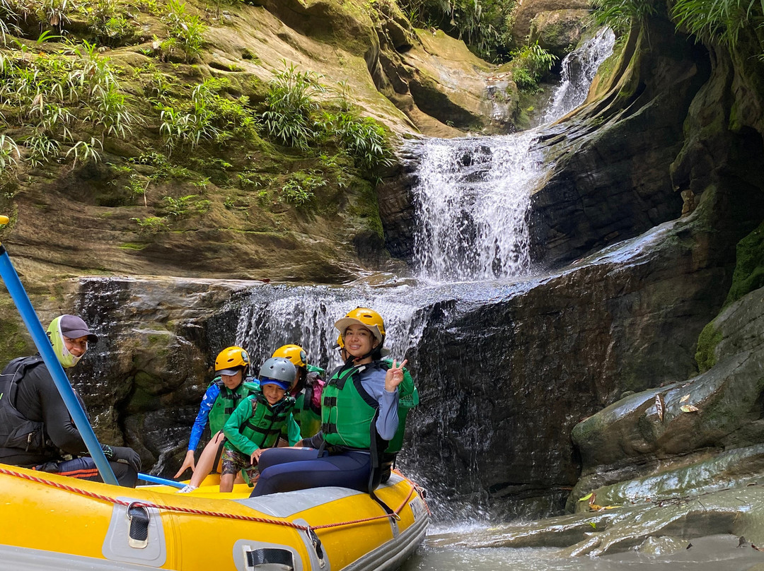 "Green Aventura: Descubre la Emoción del Rafting en el Increíble Cañón del Güejar"-Mesetas必去景点