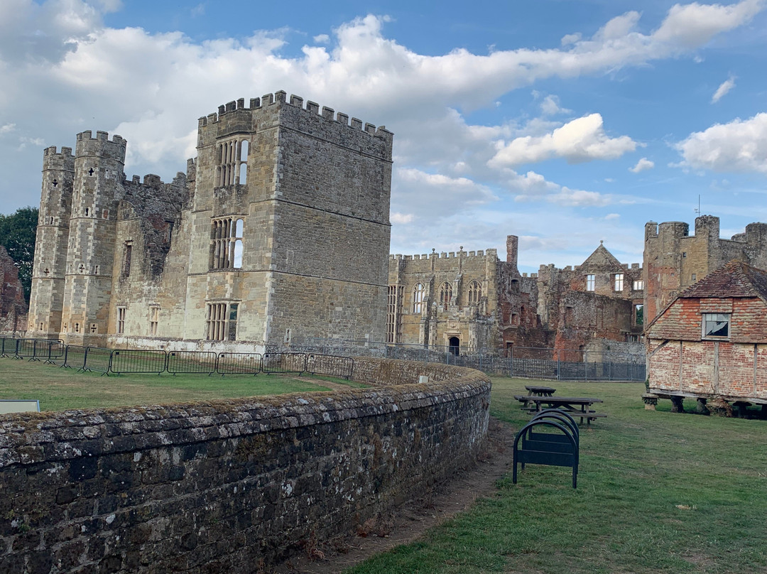 Cowdray Ruins-Easebourne必去景点