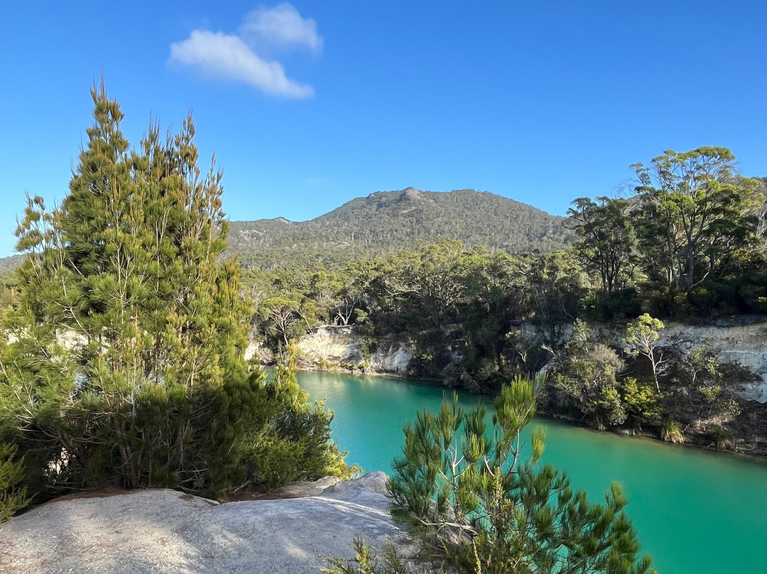 Little Blue Lake-South Mount Cameron必去景点