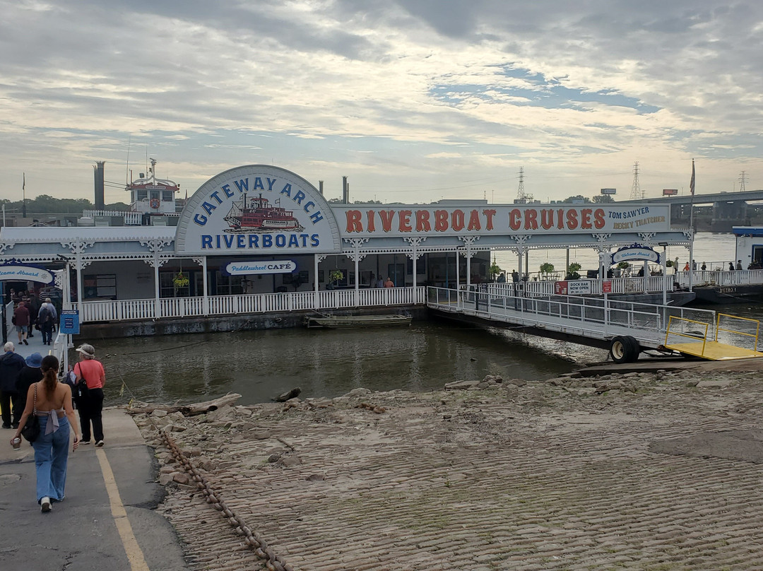 Riverboats at the Gateway Arch-圣路易斯必去景点