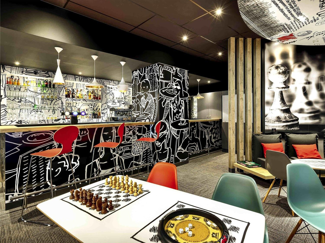 沙瑟纳伊迪普瓦图酒店住宿-宜必思普瓦捷未来影视城酒店