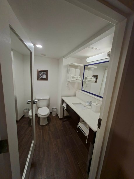 邓弗里斯/匡蒂科欢朋酒店-浴室