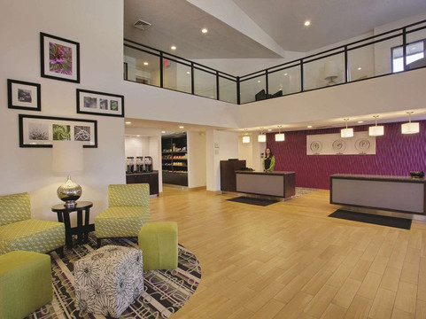 底特律都会机场拉昆塔温德姆套房酒店