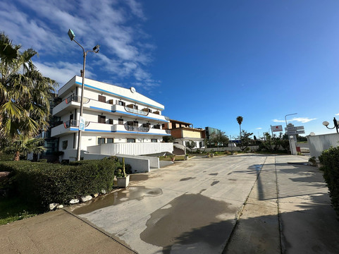 昂达布鲁酒店主图