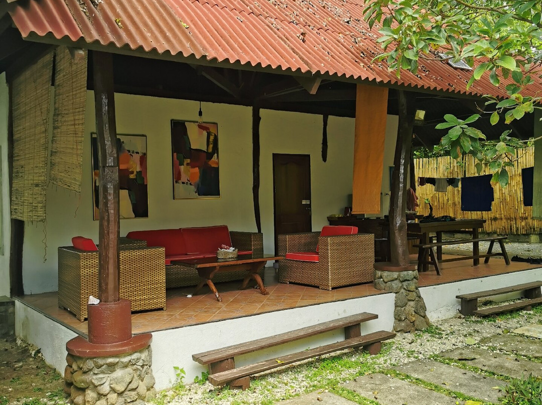 福茂萨波荷别墅酒店主图