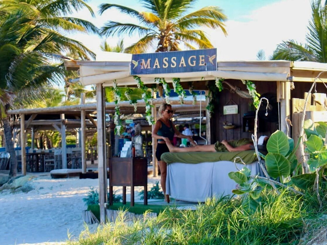 Colibri Massage Sxm-东方湾必去景点