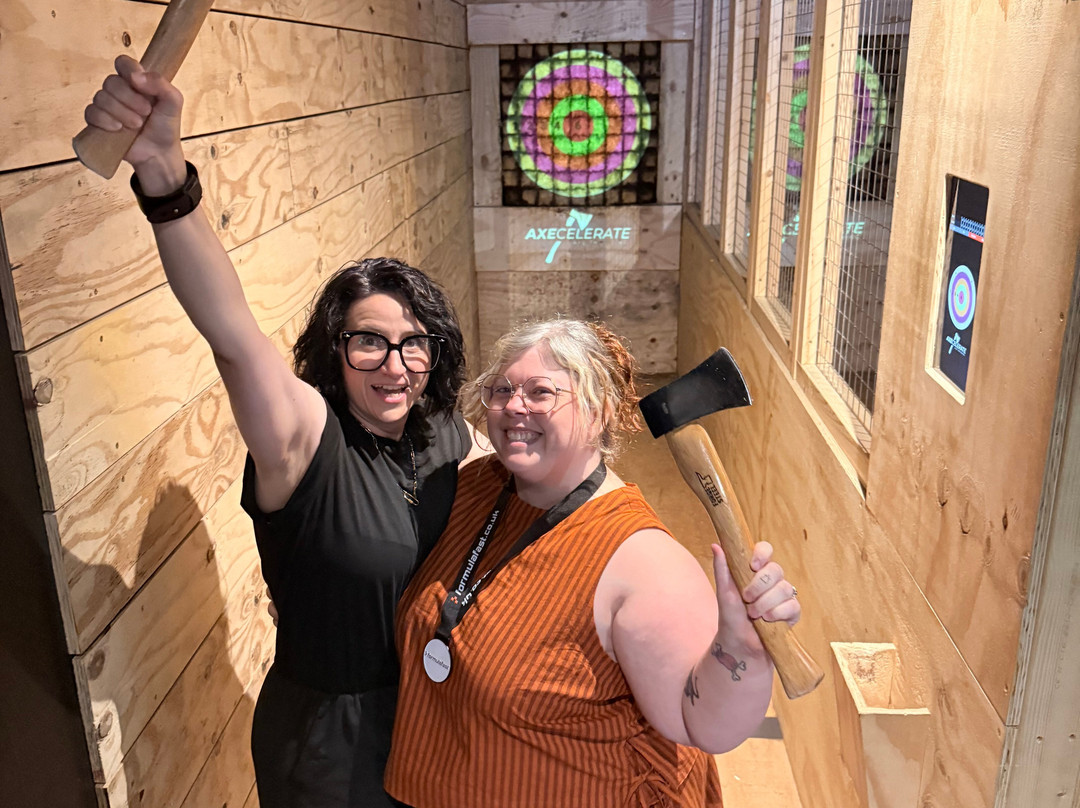 Axecelerate Axe Throwing-米尔顿凯恩斯必去景点
