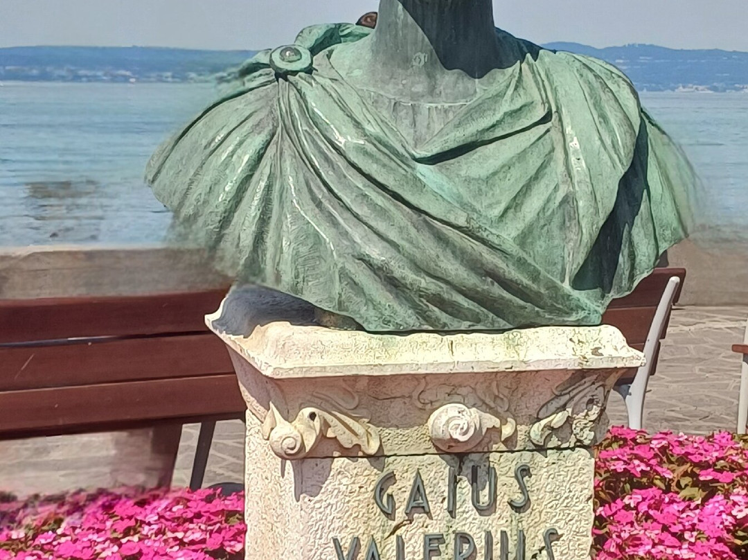 Busto di Catullo-锡尔苗内必去景点