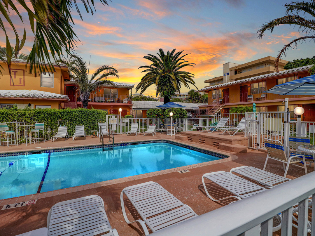 迪尔菲尔德比奇酒店住宿-热带岛海滩度假村汽车旅馆