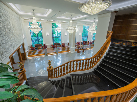 皇后奢华大酒店主图