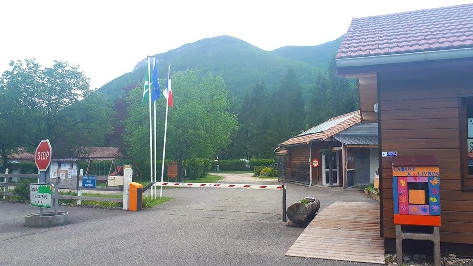 瓦瑟里露营酒店