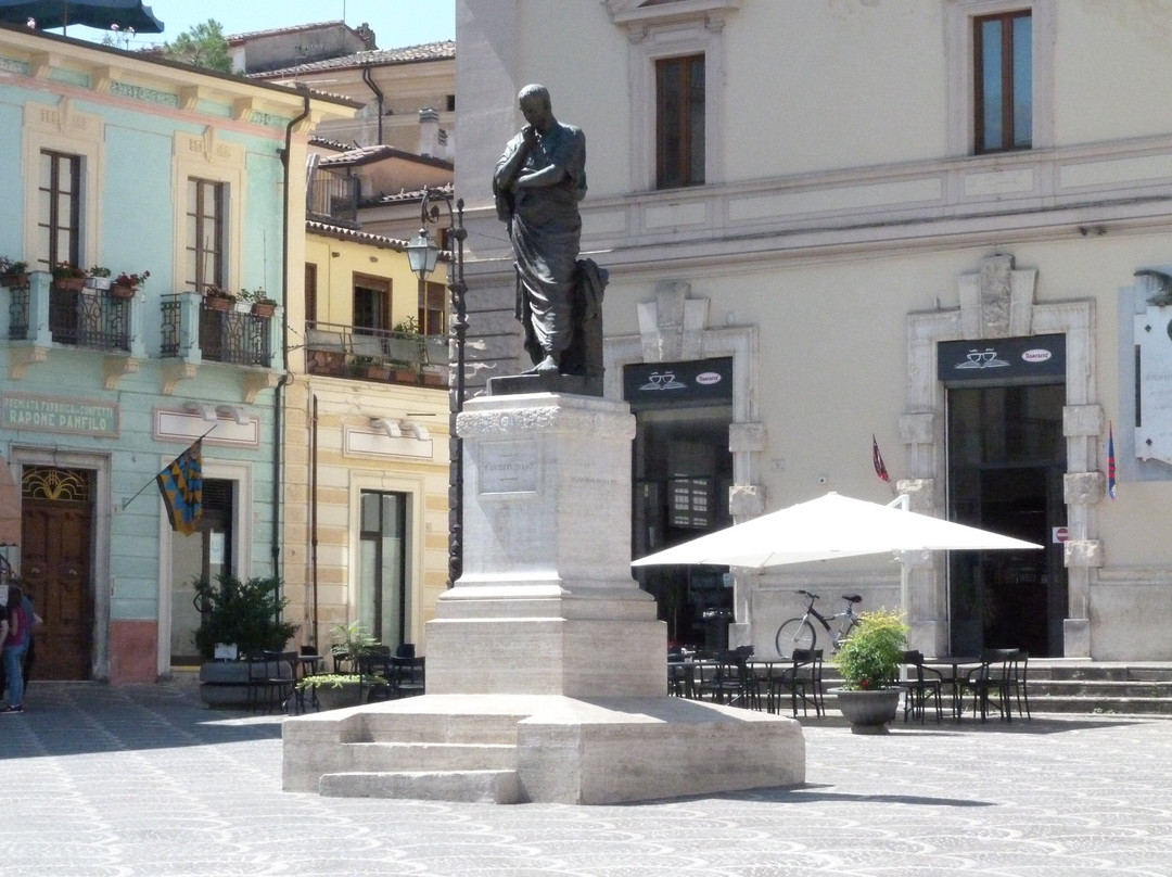 Statua di Ovidio-苏尔莫纳必去景点