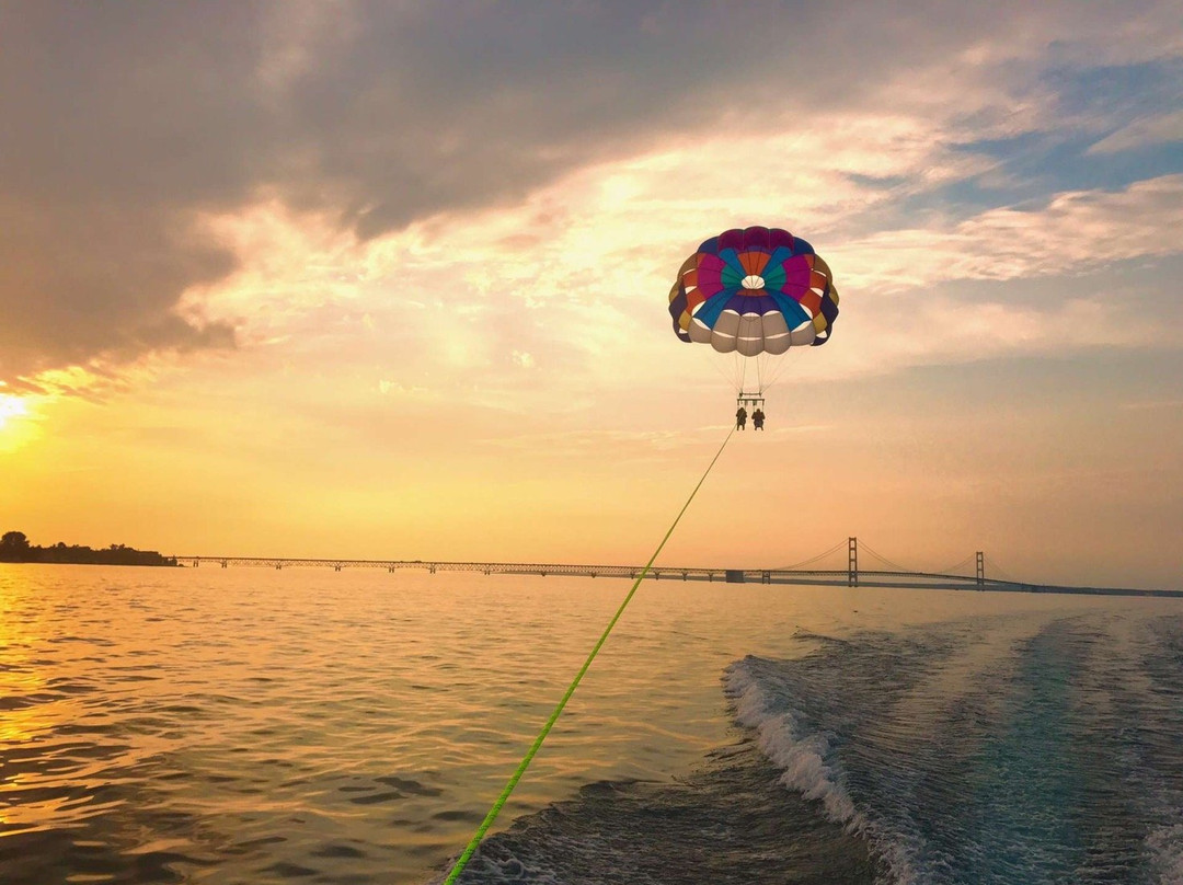 Mackinaw City Parasailing-麦基诺城必去景点