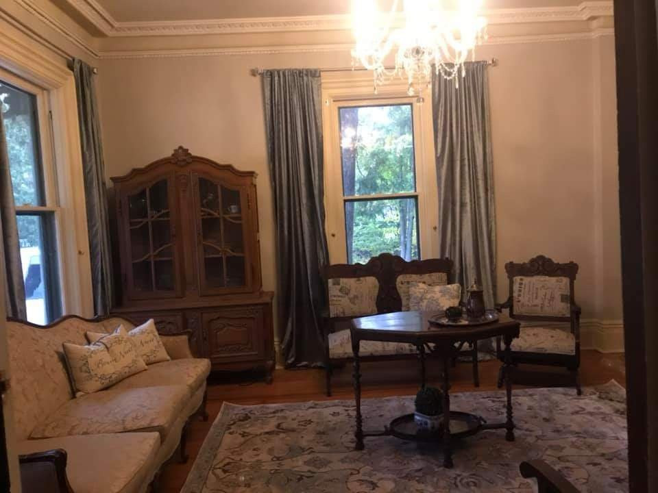 Iron Amethyst Inn & The 2one Speakeasy主图