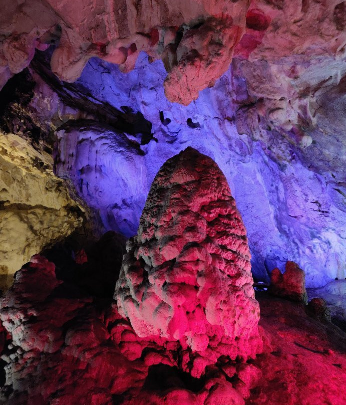 Vrelo Cave-Dolna Matka必去景点