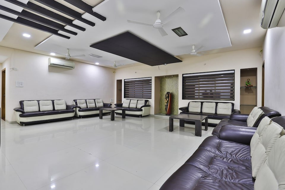 OYO 27662 Varma Palace主图