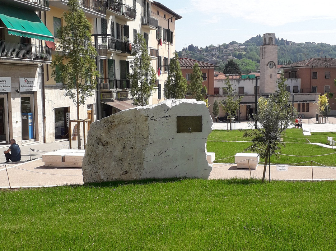 Monumento ai Caduti dei bombardamenti di Poggibonsi景点图片