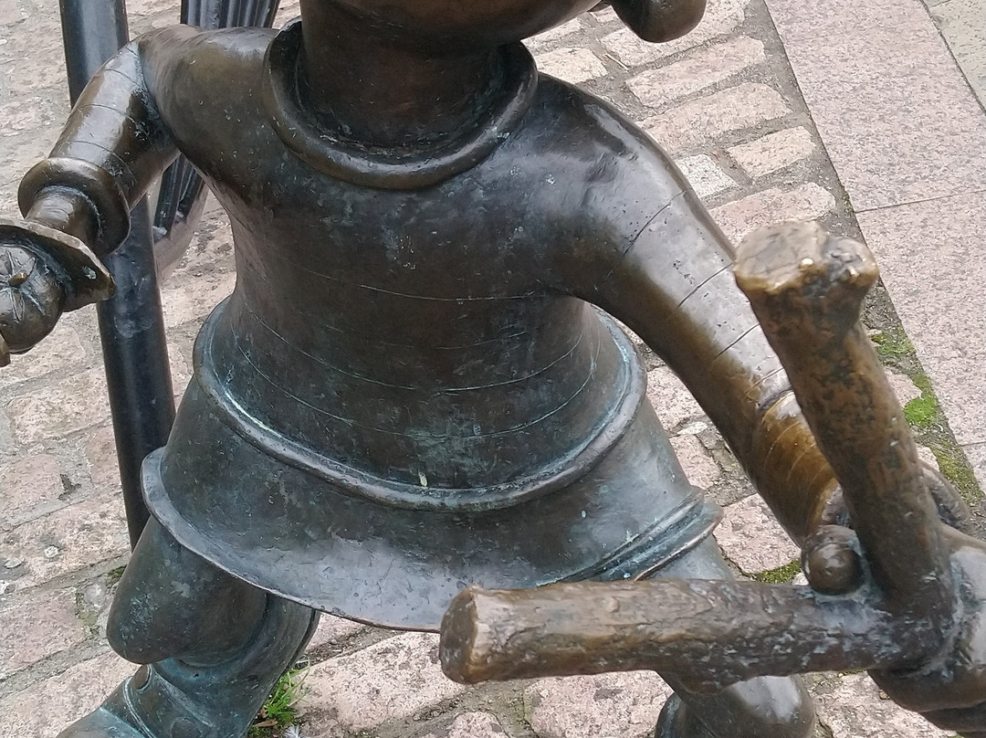 Minnie The Minx Statue-敦提必去景点