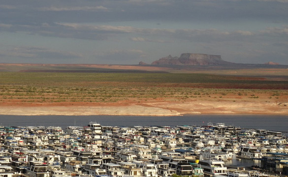 鲍威尔湖度假酒店主图