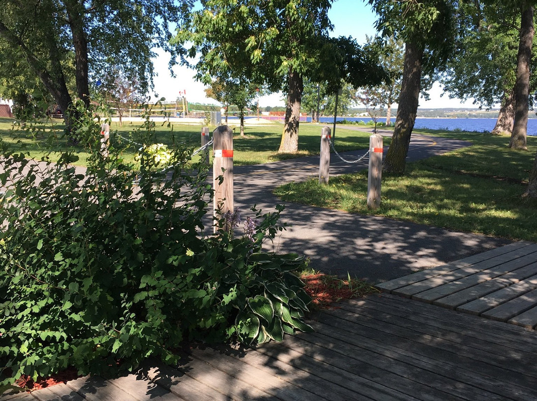 Algonquin Regiment Memorial Beach Park景点图片