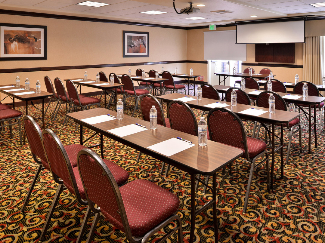 Holiday Inn Express & Suites Lincoln-roseville Area By IHG主图