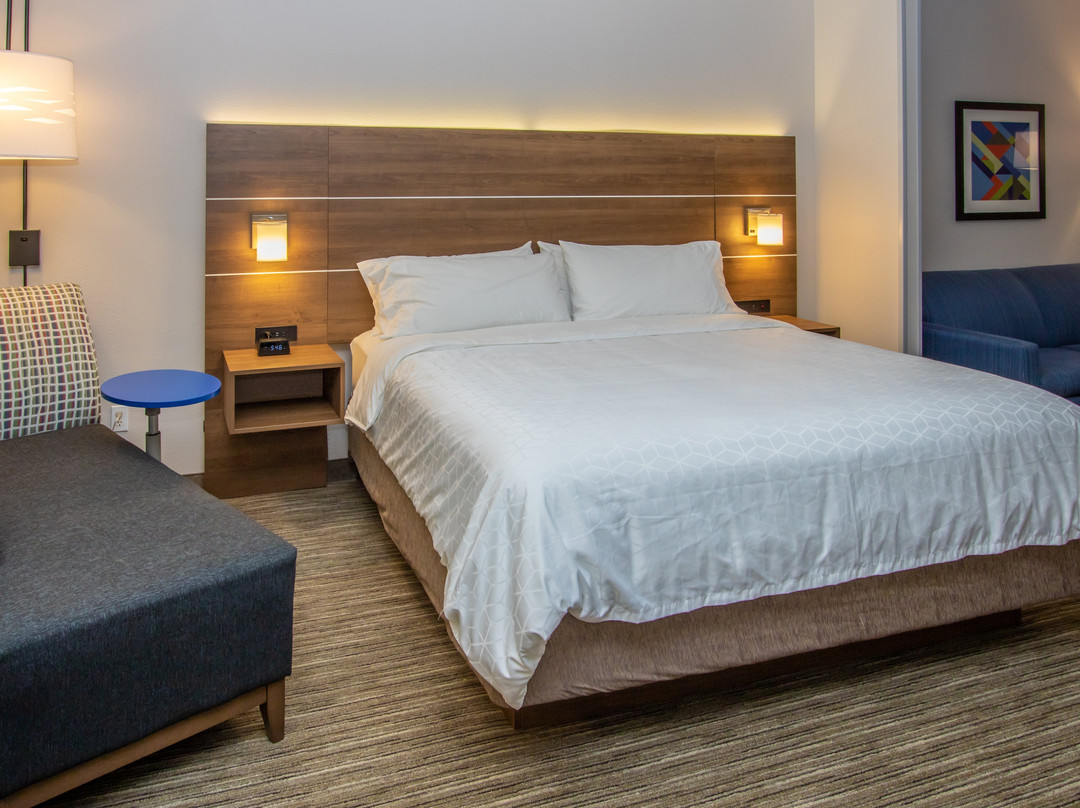 Holiday Inn Express & Suites Roseville - Galleria Area By IHG主图