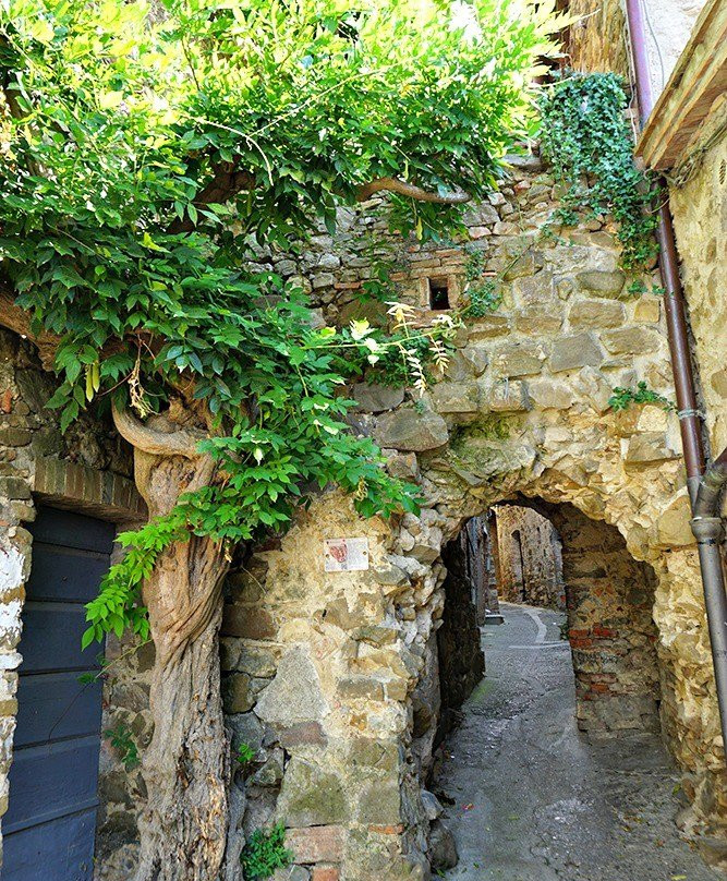 Piazza del Castello di Montemerano-Montemerano必去景点