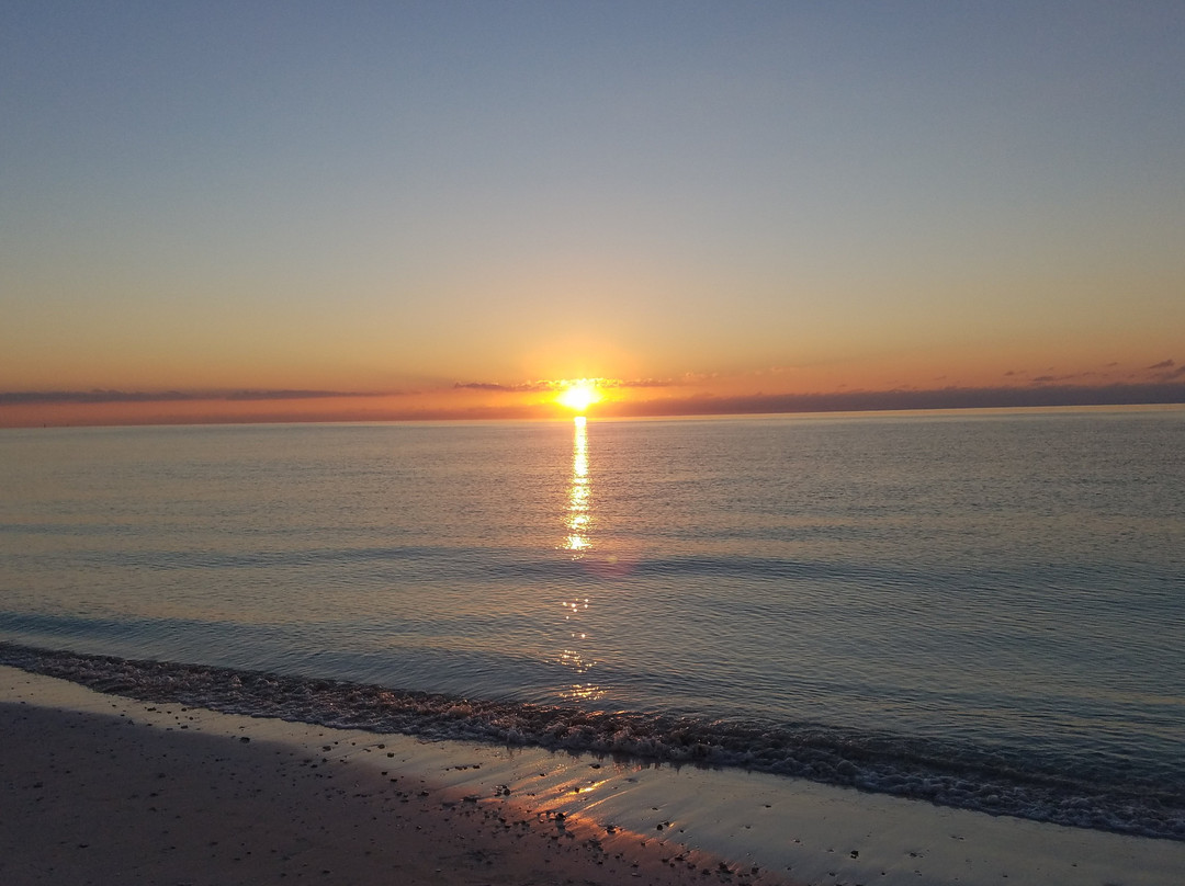 Coral Beach Hotel and Condominiums主图