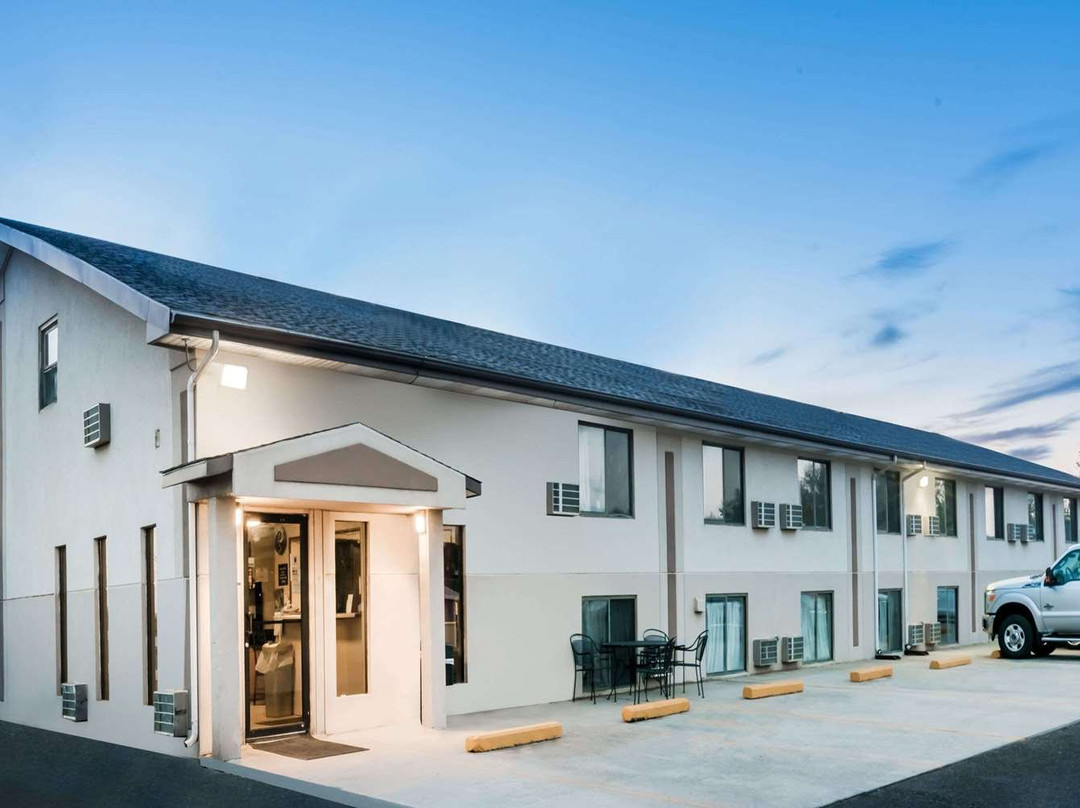 Super 8 by Wyndham Bowman主图