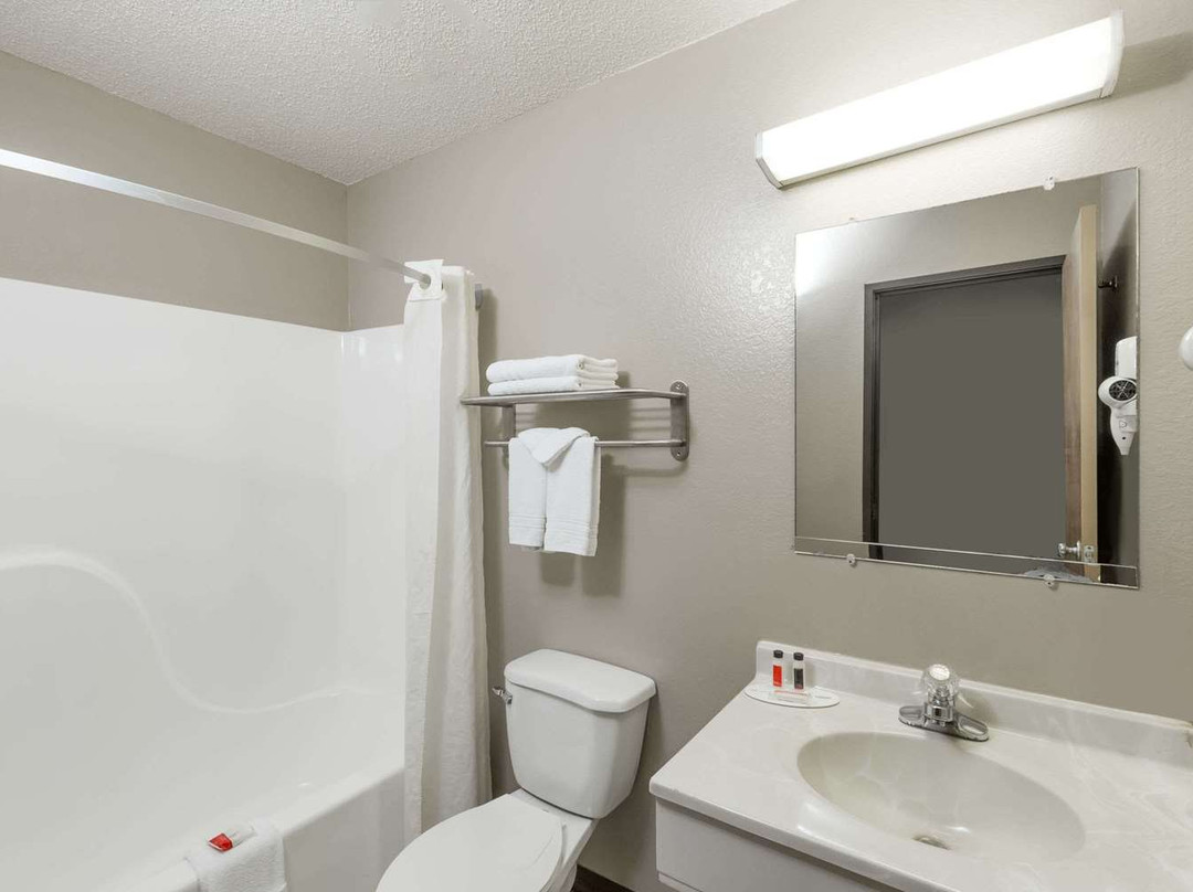 Super 8 by Wyndham Hays KS主图